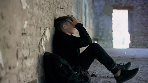 Ребенок сбежал из школы. Угрожает убежать из дома. Сбежал из дома. Школьник с рюкзаком. Мальчик сбежал.