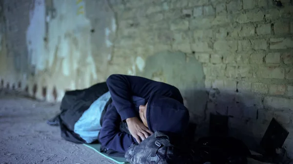 Бездомный Молодой Человек Спящий Улице Равнодушное Эгоистическое Общество Бедность — стоковое фото