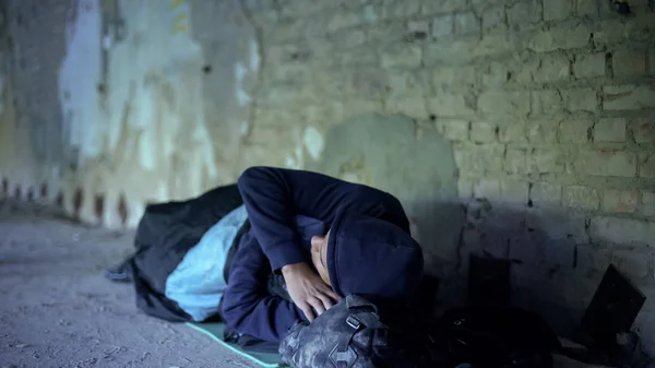 Giovane Senzatetto Che Dorme Strada Società Egoista Indifferente Povertà — Foto Stock