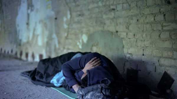 Povertà Giovane Senzatetto Che Dorme Strada Società Egoista Indifferente — Foto Stock