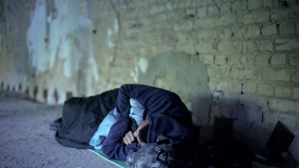 无家可归的青少年睡在街头 冷漠的利己主义社会 — 图库照片