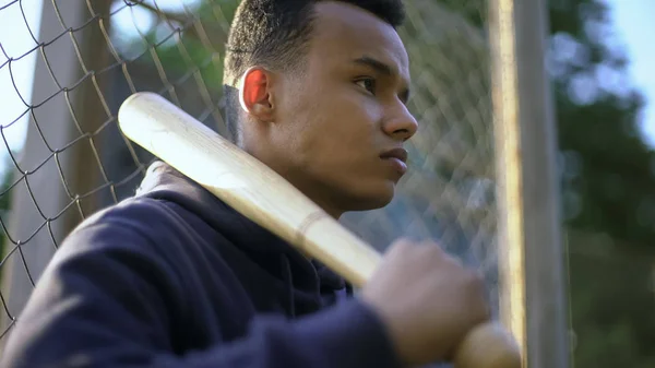 Nastoletni Chłopak Trzymając Kij Baseballowy Młodzieży Gang Getcie Młodocianych — Zdjęcie stockowe