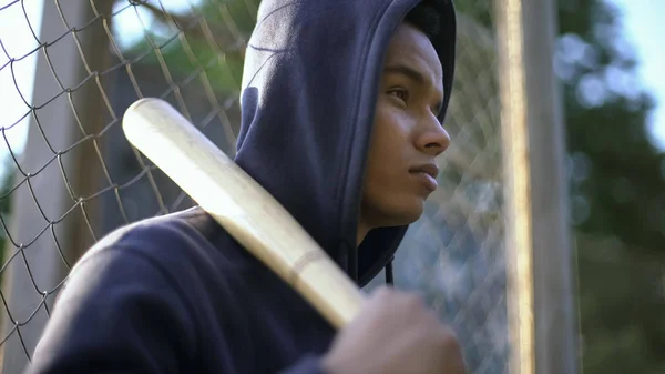 Afroamerikanischer Teenager Mit Baseballschläger Jugendgang Ghetto Nahaufnahme — Stockfoto