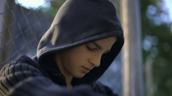 Teen Guy Feeling Himself Helpless Upset Bullying Hiding Backyard — Stock Photo, Image