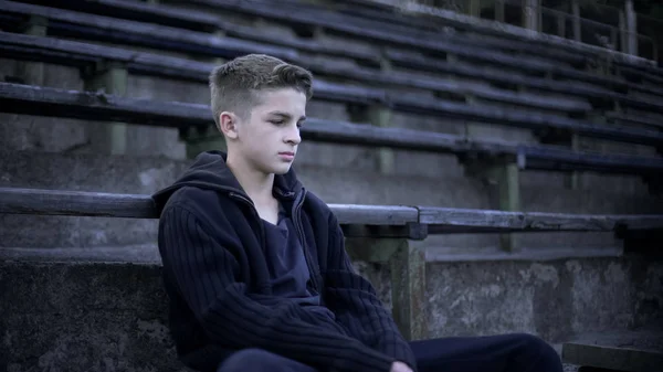 Teenager Sedí Stadionu Tribune Devastace Chudoba Město Válce — Stock fotografie