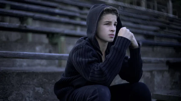 Zdenerwowany Chłopak Czuje Się Depresja Siedząc Stadion Tribune Samotność Smutek — Zdjęcie stockowe
