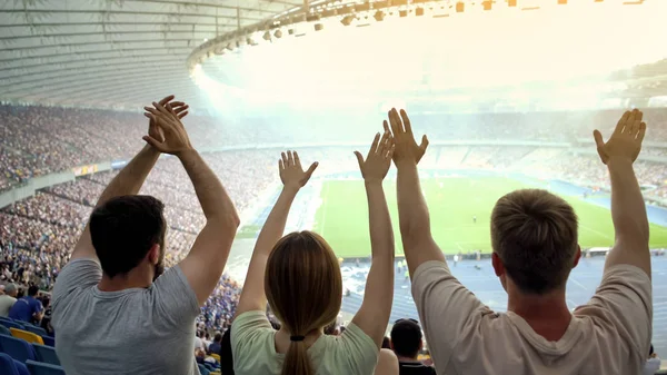 Fãs Futebol Levantando Mãos Cantando Apoiando Equipe Nacional Estádio — Fotografia de Stock