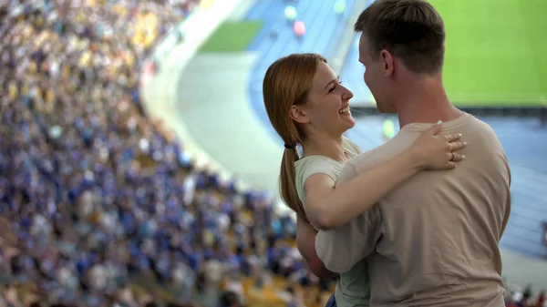 Glückliche Mann Und Frau Umarmen Und Lächeln Stadion Fußballfans Date — Stockfoto