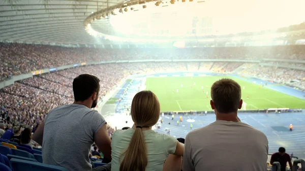 Grup Futbol Stadyumu Dikkatle Izlerken Maç Takım Destekleyen Hayranları — Stok fotoğraf