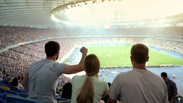 Fotbalové Fanoušky Oblíbeného Týmu Stadionu Fandění Pro Vítězství Zápas — Stock fotografie