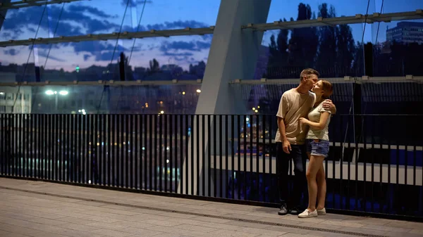 Νεαρό Ζευγάρι Φιλί Και Αγκαλιάζει Την Καλοκαιρινή Βραδιά Ρομαντικά Συναισθήματα — Φωτογραφία Αρχείου