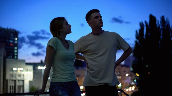 若い男と女が真剣に話して 夜レジャー時間市の友人 — ストック写真