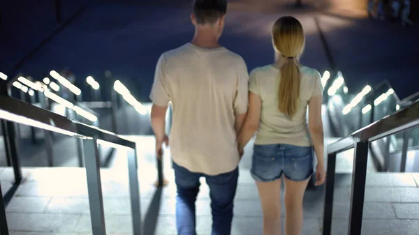 Pareja Joven Cogida Mano Caminando Abajo Ciudad Nocturna Juntos — Foto de Stock