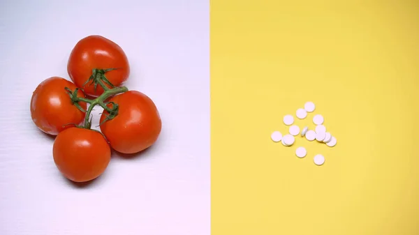 トマトと錠剤のマクロ撮影 食事と健康 遺伝子組み換えした製品 — ストック写真