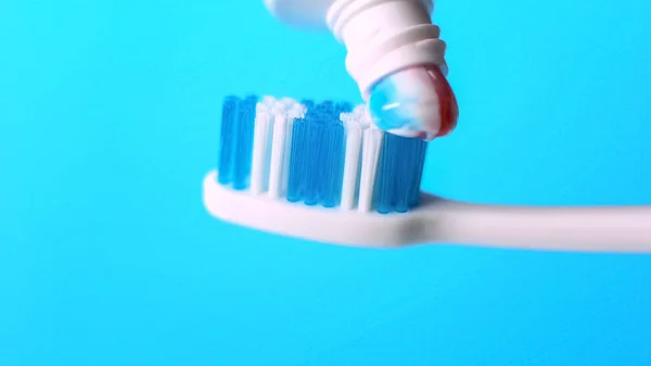 歯磨き粉を歯ブラシ ヒントや 歯科医療のためルール上マクロ — ストック写真