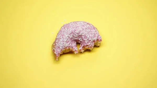 Donut Meio Comido Fundo Amarelo Junk Food Dieta Não Saudável — Fotografia de Stock