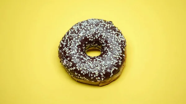 Delicioso Donut Chocolate Fundo Amarelo Confeitaria Macro Shot — Fotografia de Stock