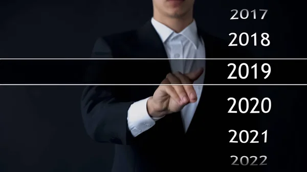 Businessman Seleziona Anno 2019 Nel Menu Virtuale Cerca Dati Cronologia — Foto Stock