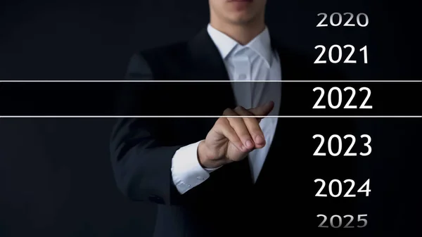 Uomo Trova 2022 Anno Archivio Virtuale Raccolta Statistiche Relazioni Annuali — Foto Stock