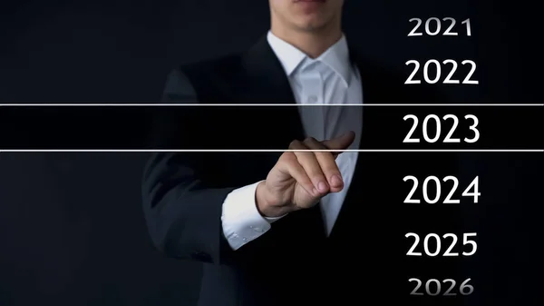 Man Vindt 2023 Jaar Virtueel Archief Verzameling Van Statistieken Jaarverslagen — Stockfoto