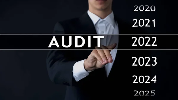 Informe Auditoría 2022 Empresario Encuentra Datos Estado Financiero Archivo Virtual —  Fotos de Stock