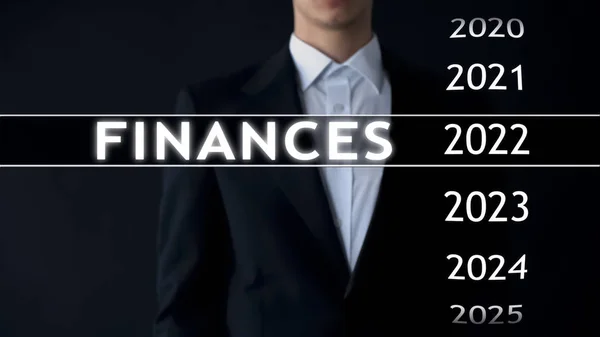 Geschäftsmann Wählt Finanzbericht 2022 Auf Virtuellem Bildschirm Geldstatistik — Stockfoto