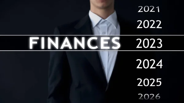 Zakenman Selecteert 2023 Financiën Rapport Virtueel Scherm Geld Statistieken — Stockfoto