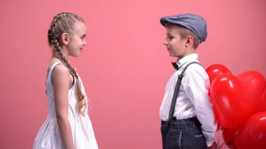 Küçük erkek kalp şeklinde balonlar, sevimli kız için Sevgililer günü hediyesi gizleme