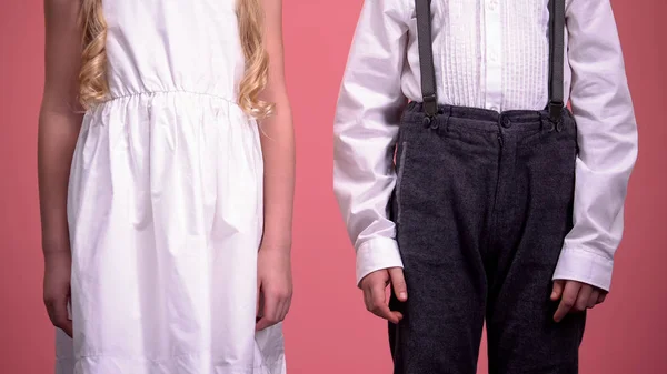 Weibliche Und Männliche Kinder Vintage Kleidung Posieren Vor Rosa Hintergrund — Stockfoto