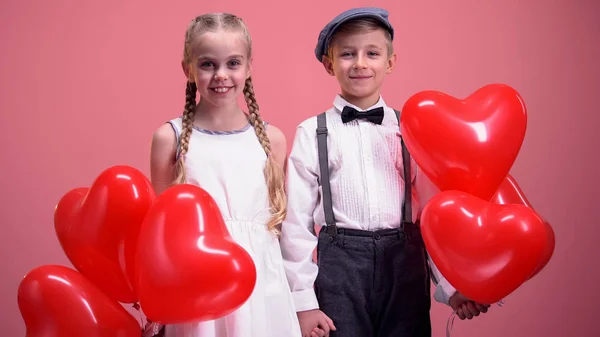 Paar Schattige Kinderen Met Rood Hart Ballonnen Lacht Camera Valentijnsdag — Stockfoto