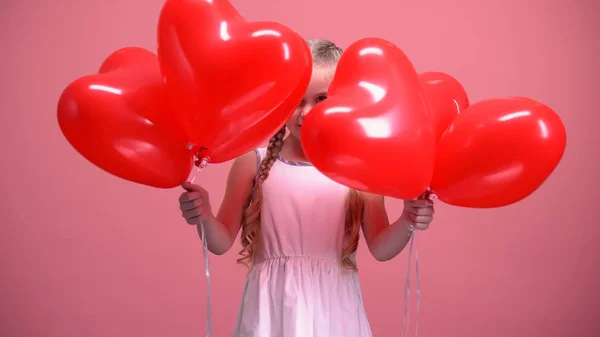 Schattig Meisje Verstopt Achter Hartvormige Ballonnen Valentines Dag Verrassing — Stockfoto