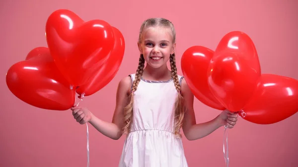 Pretty Cute Schoolmeisje Bedrijf Hartvormige Ballonnen Plezier Vakantie Vreugde — Stockfoto