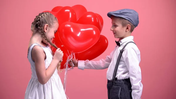 Jongen Verliefd Geven Leuk Meisje Hart Vormige Ballons Valentines Dag — Stockfoto