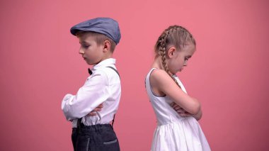 Hüzünlü çocuklar çift ayakta geri sessizce kavga sonra izole pembe arka plan
