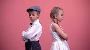 Küçük erkek geri birbirine ayakta rahatsız genç kız adlı arıyor