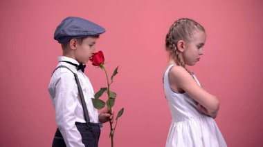 Beyefendi çocuk kırmızı rahatsız kız arkadaşına ilk aşkım özür dilemeyi gül