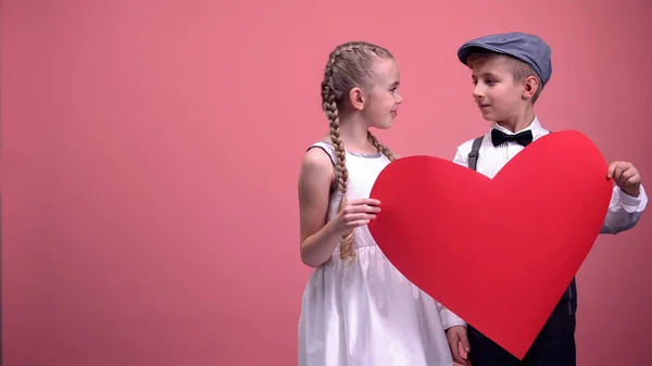 Schoolkinderen Holding Rood Papier Hart Glimlachend Valentijnsdag Liefde Concept — Stockfoto