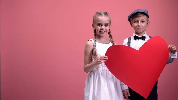 Kinderen Paar Holding Rood Hart Knipsel Glimlachend Valentijnsdag Liefde Concept — Stockfoto