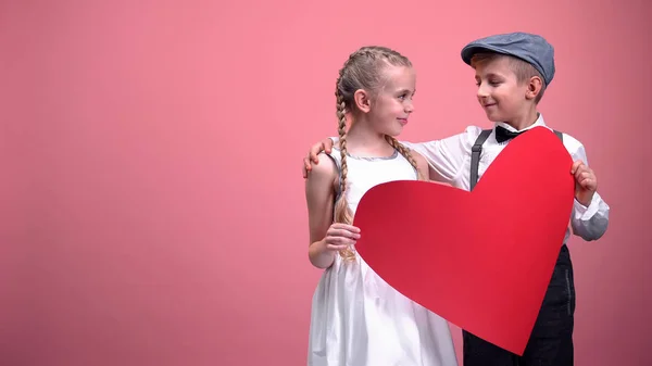Aantal Kinderen Met Grote Rode Hart Knuffelen Lacht Romantische Valentijnsdag — Stockfoto