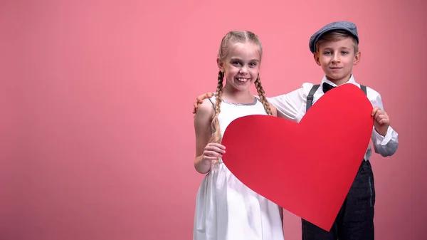 Jong Koppel Met Grote Rode Hart Knuffelen Lachende Romantische Valentijnsdag — Stockfoto