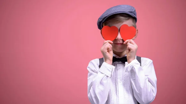 Menino Escola Roupas Vintage Fechando Olhos Com Corações Vermelhos Feriado — Fotografia de Stock