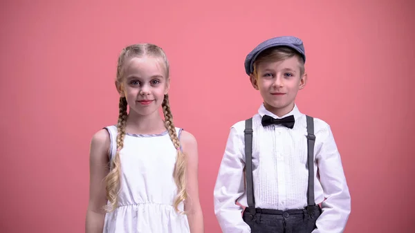 Pareja Niños Sonriendo Mirando Cámara Celebrando Día San Valentín — Foto de Stock