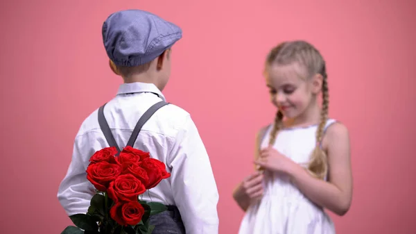 Νεαρό Αγόρι Στην Επίσημη Ρούχα Κρύβονται Τριαντάφυλλα Πίσω Από Την — Φωτογραφία Αρχείου