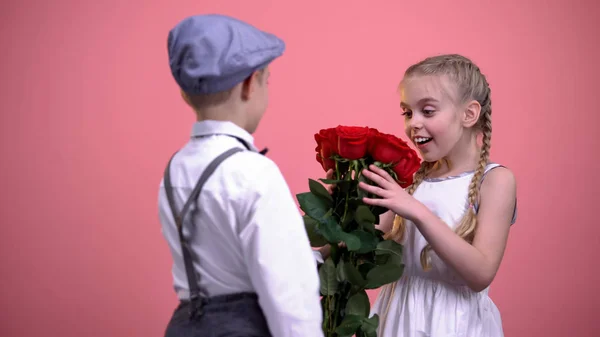 Симпатичний Хлопчик Старовинному Одязі Подарункові Троянди Молодій Красивій Дівчині Перше — стокове фото
