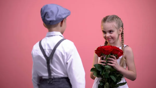 Jovem Cavalheiro Roupas Formais Apresentando Buquê Rosas Para Pequena Fêmea — Fotografia de Stock