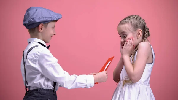 Kleiner Junge Festlicher Kleidung Überreicht Geburtstagsgeschenkkarte Glückliches Überraschtes Mädchen — Stockfoto