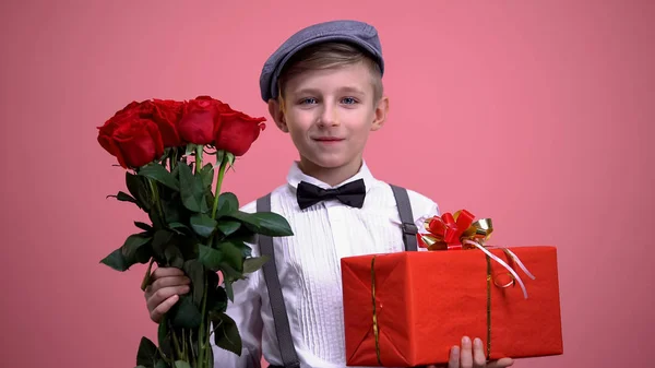 Jongen Schattig Vintage Kleding Met Een Bouquet Van Rozen Doos — Stockfoto