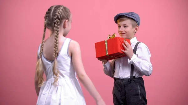 Ragazzina Carina Vestita Bianco Regalo Regalo Fidanzato San Valentino — Foto Stock