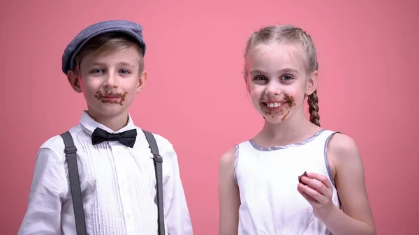 Niños Divertidos Sonriendo Comiendo Caramelos Chocolate Celebrando Día San Valentín — Foto de Stock