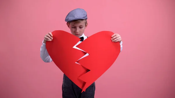 Chlapeček Oblečení Snaží Opravit Červené Porouchanou Hračkou Srdce Neopětovaná Láska — Stock fotografie